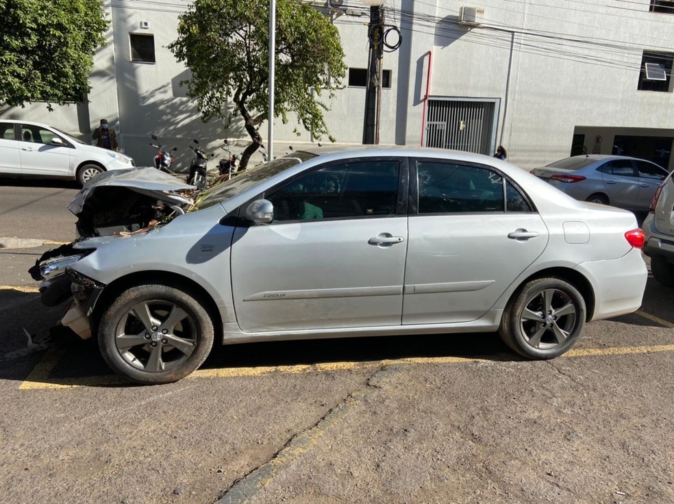 Carro bateu em uma árvore na estrada rural que dá acesso ao Bairro do Gramado, em Presidente Prudente, nesta segunda-feira (19) — Foto: Allysson Fortaleza/TV Fronteira