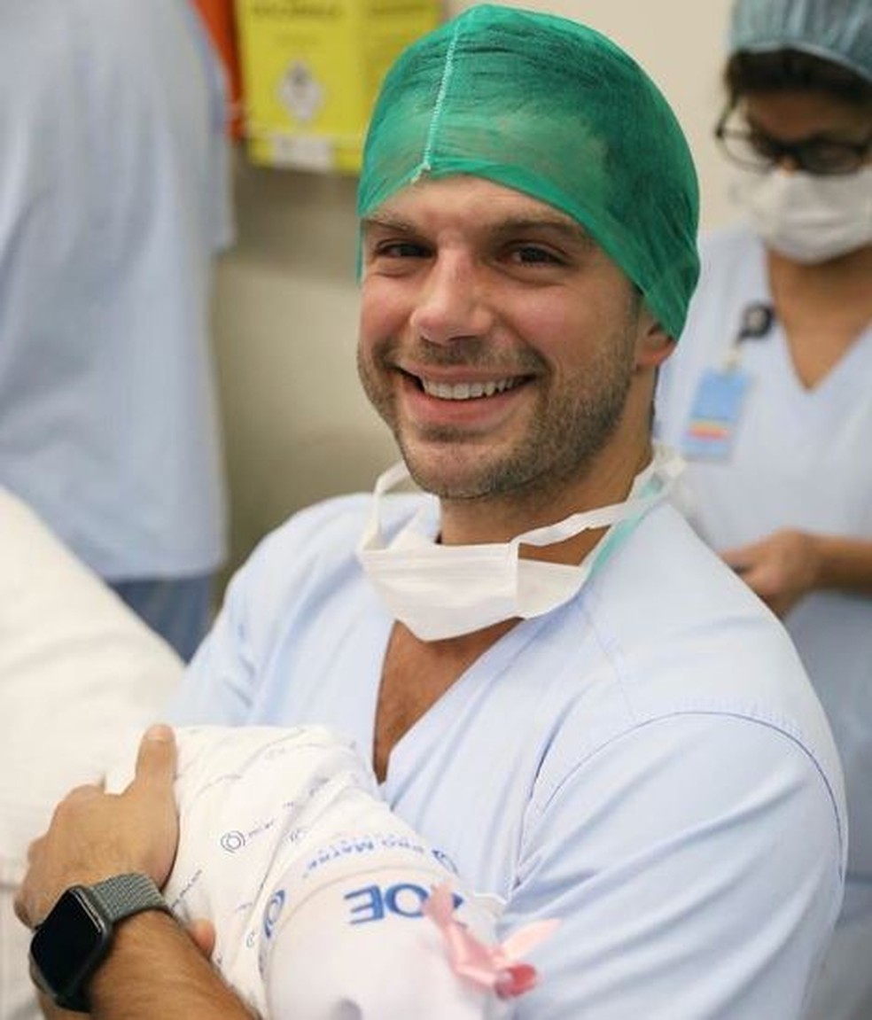 Duda Nagle posa com a filha, Zoe, nos braços — Foto: Reprodução Instagram Duda Nagle