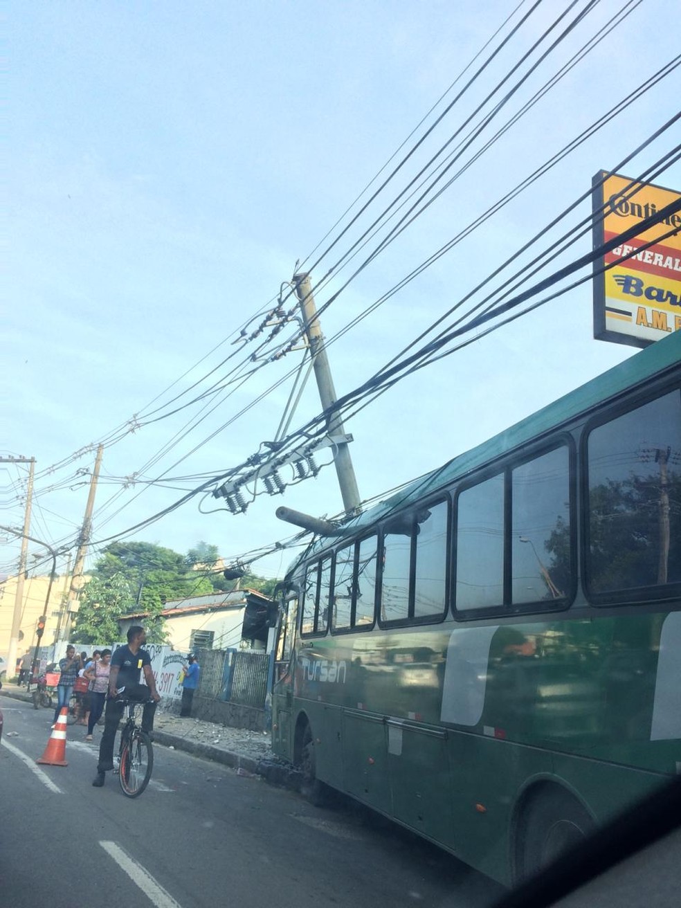 Ônibus arranca poste em batida em Volta Redonda — Foto: Divulgação