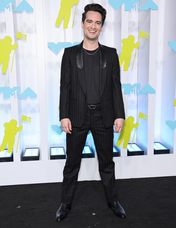 NEWARK, NEW JERSEY - AUGUST 28: Brendon Urie attends the 2022 MTV VMAs at Prudential Center on August 28, 2022 in Newark, New Jersey. (Photo by Arturo Holmes/FilmMagic) (Foto: FilmMagic)