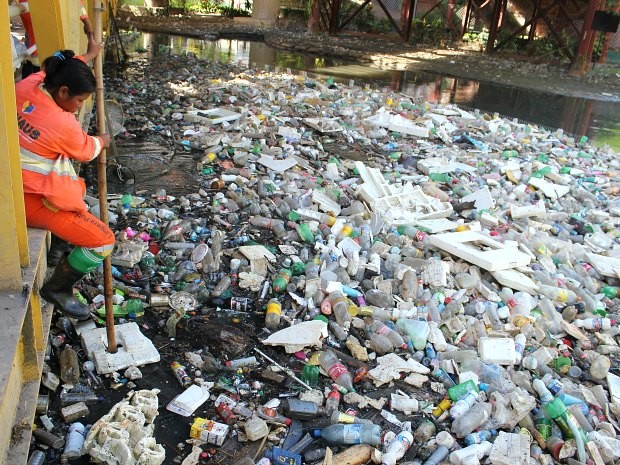 Imagens de igarapés poluídos impressiona. Grande quantidade de lixo é preocupante (Foto: Carlos Eduardo Matos/G1 AM)