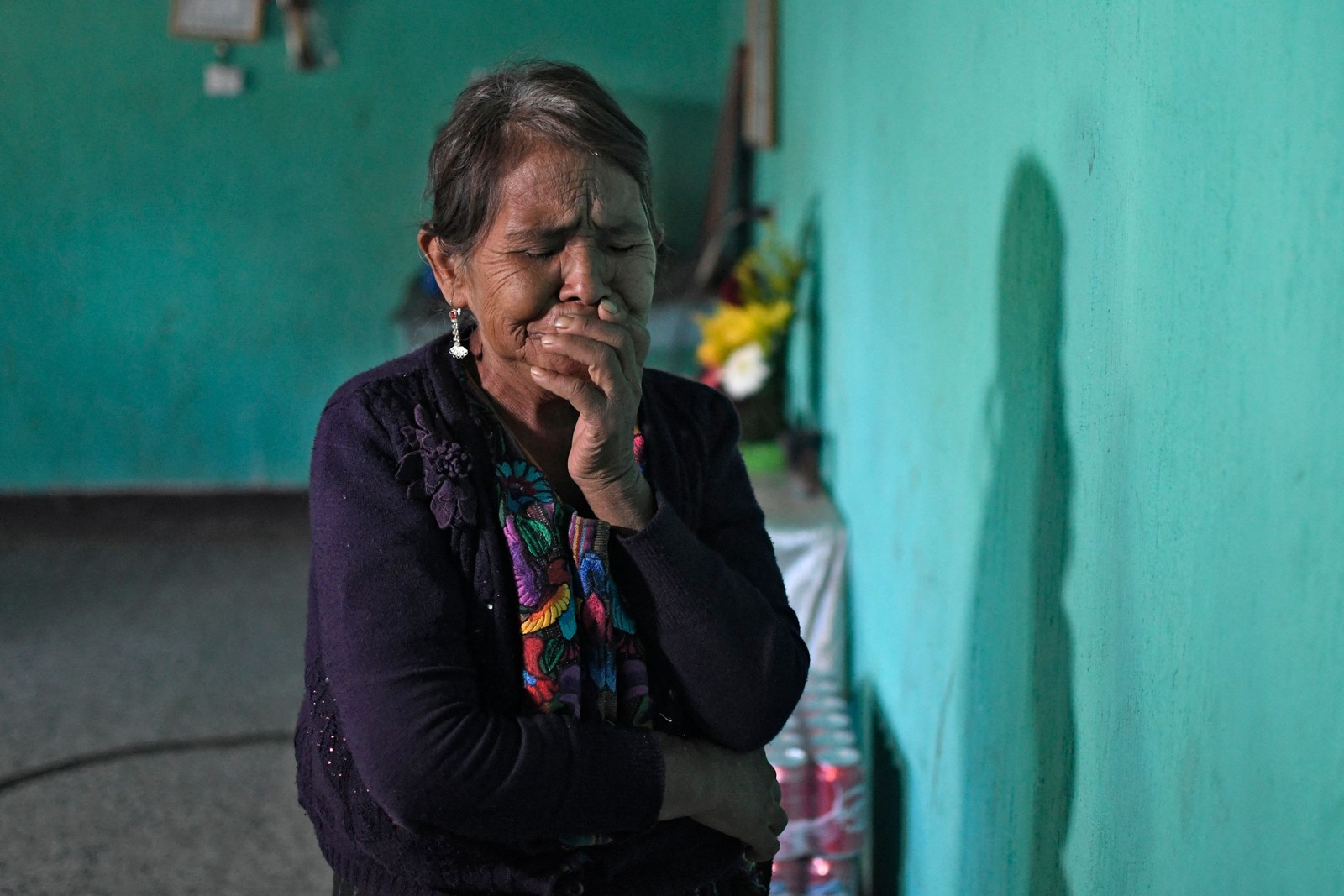 Parente de Wilmer Tulul -morto dentro de um trator-reboque no Texas depois de cruzar do México chora em sua casa na vila de Tzucubal, Nahuala, Guatemala — Foto: JOHAN ORDONEZ / AFP