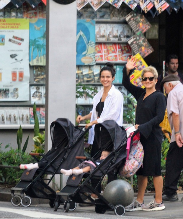 Nanda Costa e Lan Lanh passeiam com as pequenas Kim e Tiê (Foto: Dan Delmiro / Agnews)