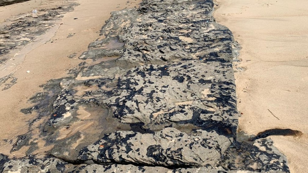 Mancha de óleo na Praia de Sabiaguaba, em Fortaleza. — Foto: Thiago Gadelha/Sistema Verdes Mares