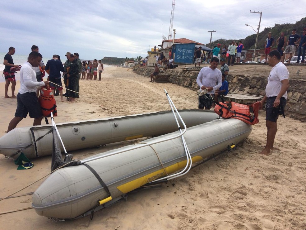 Quatro pessoas são resgatadas pela Marinha após bote ficar à deriva em Jequiá da Praia, AL — Foto: Marinha/Divulgação