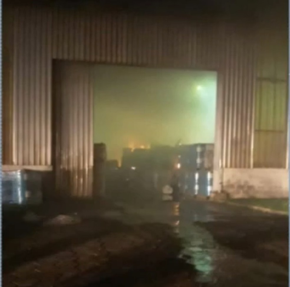 Fumaça de incêndio em galpão de empresa no Pará tomou comunidade, segundo moradores — Foto: Tv Liberal/Reprodução 