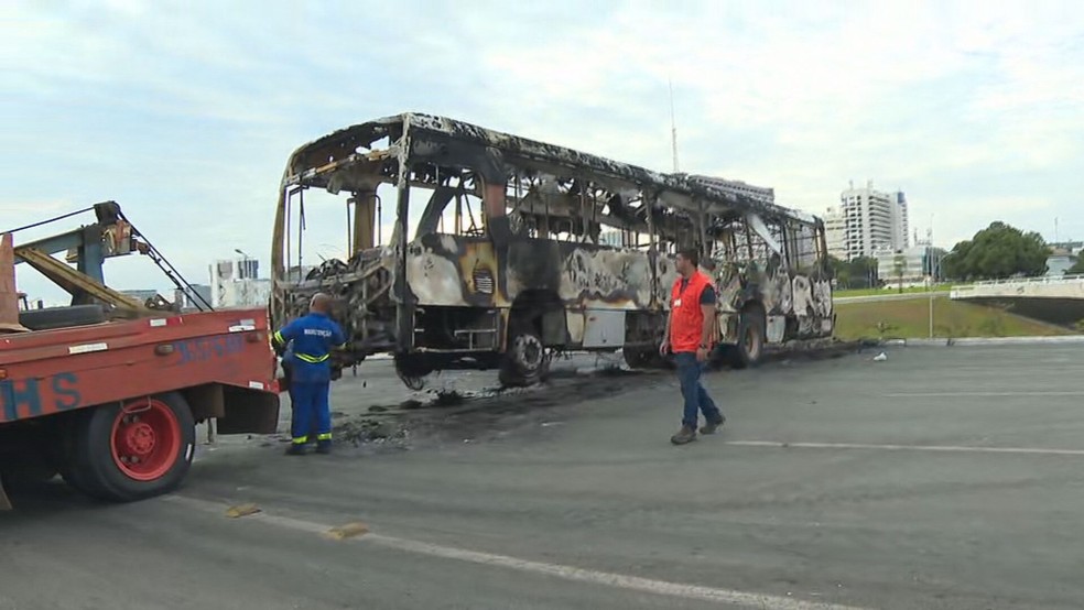Ônibus queimado durante atos de vandalismo de bolsonaristas em Brasília, nesta segunda (12) — Foto: TV Globo/Reprodução