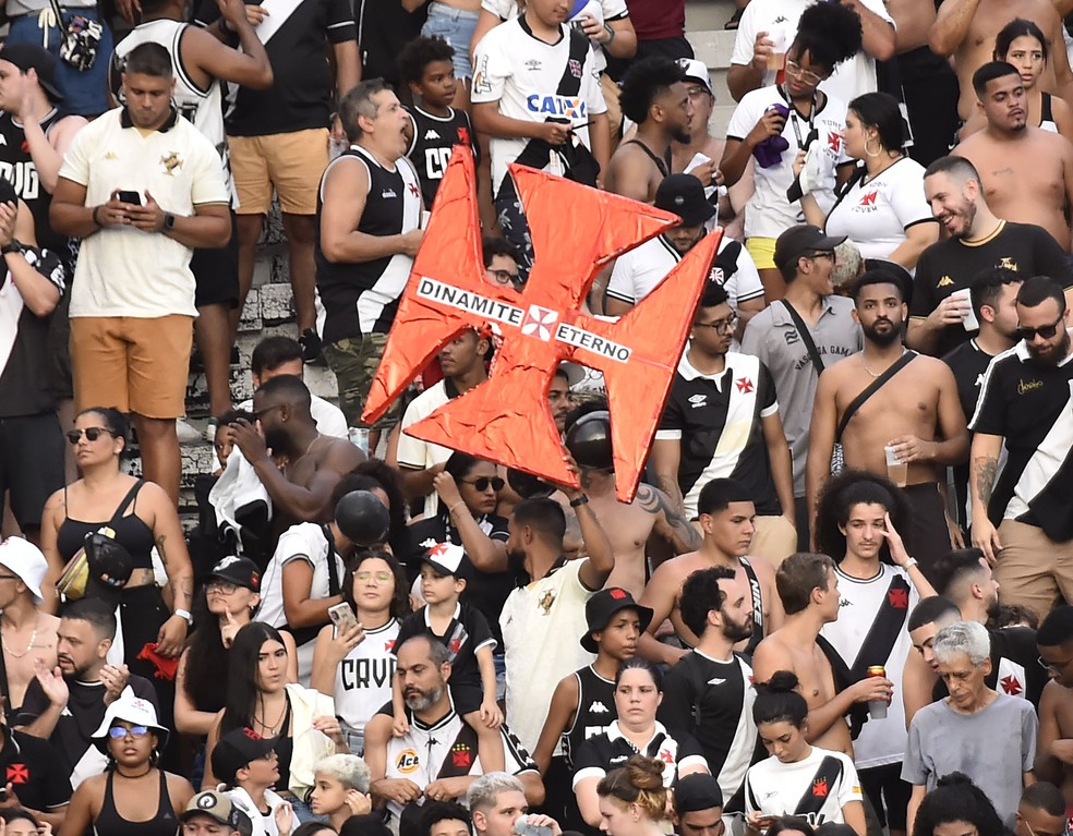Torcida do Vasco faz homenagem a Roberto Dinamite — Foto: André Durão