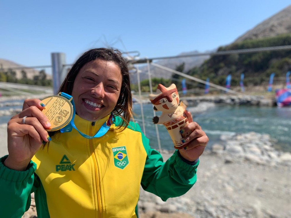 Ana Sátila com a medalha de ouro na canoagem slalom no Pan-Americano Lima 2019 — Foto: Gabriel Fricke