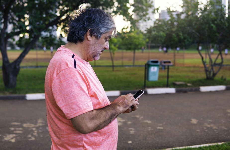 Pessoas com mais de 60 anos aderiram aos celulares na pandemia