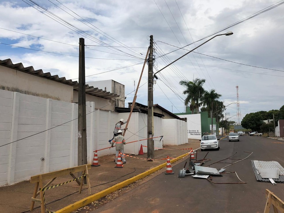 Funcionários de concessionária de energia elétrica realizam reparos em Adamantina — Foto: David de Tarso/TV Fronteira