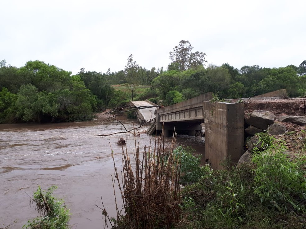 Ponte caiu após cheia do Arroio Grande, em Canguçu. — Foto: Pâmela Lilge/Arquivo pessoal
