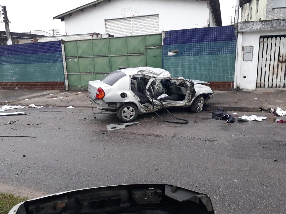 Carro ficou completamente destru&iacute;do ap&oacute;s acidente em S&atilde;o Vicente, SP, no domingo (22) (Foto: Nina Barbosa/G1)