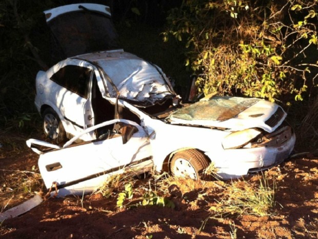 Carro fica completamente destruído após acidente na GO-070 perto de Araguapaz, GO (Foto: Divulgação/Corpo de Bombeiros)