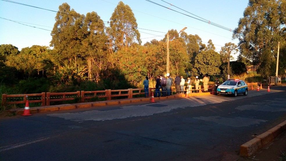 Ponte Isolada onde os trabalhos estão sendo feitos na manhã deste sábado (22) (Foto: Flávia Galdiole/TV Morena)