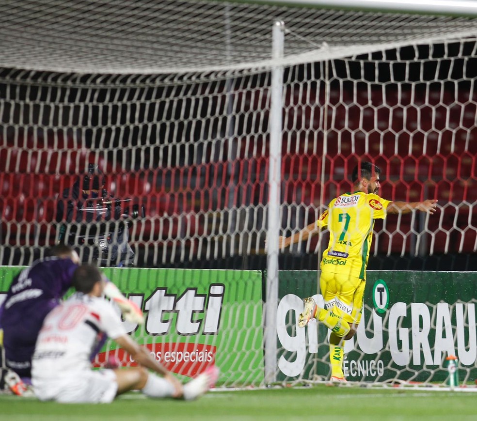 Zé Roberto festeja um dos dois gols marcados diante do São Paulo — Foto: Fernando Roberto / Ag. Futpress / Mirassol