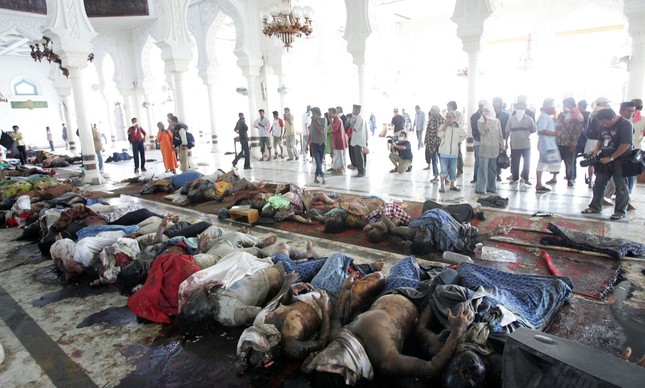 Dezenas de corpos enfileirados numa mesquita de Banda Aceh, na Indonésia