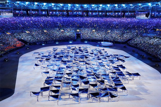 Artistas dão início à cerimônia de abertura dos Jogos Olímpicos Rio 2016 no Maracanã (Foto: Morry Gash/AP)