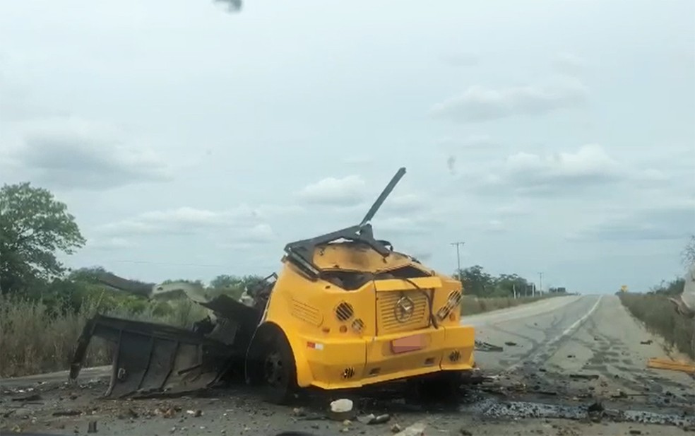 Carro-forte ficou completamente destruído — Foto: Reprodução/Redes sociais