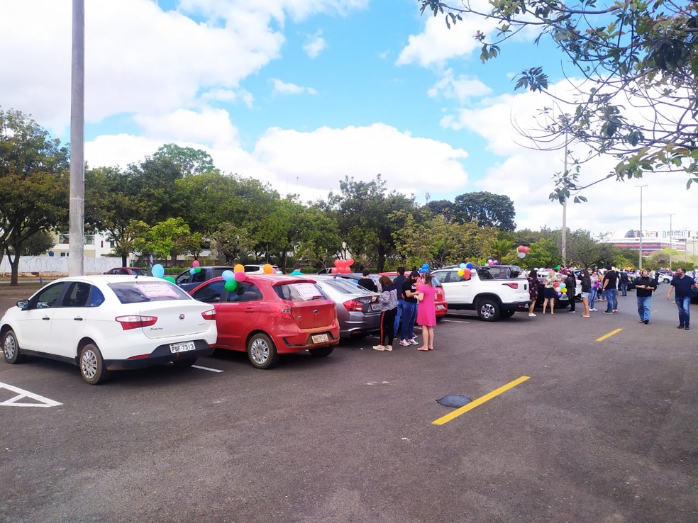 Pais e profissionais da educação concentrados no estacionamento do Colégio Militar de Brasília — Foto: PM-DF/Divulgação