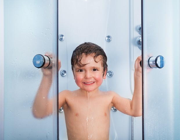 A partir dos 5 anos, a criança já pode tomar banho sozinha  (Foto: Thinkstock)