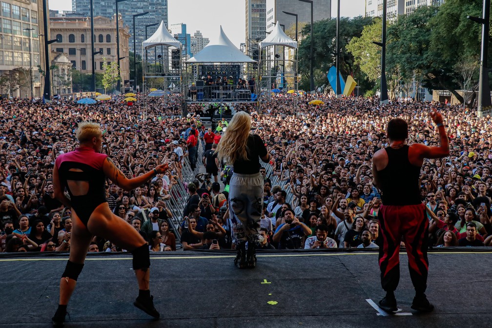  Show da cantora Luísa Sonza no palco Viaduto do Chá, no Vale do Anhangabaú, centro de São Paulo, durante a Virada Cultural, na tarde deste domingo, 29 de maio de 2022.    — Foto: ALLISON SALES/FOTORUA/ESTADÃO CONTEÚDO