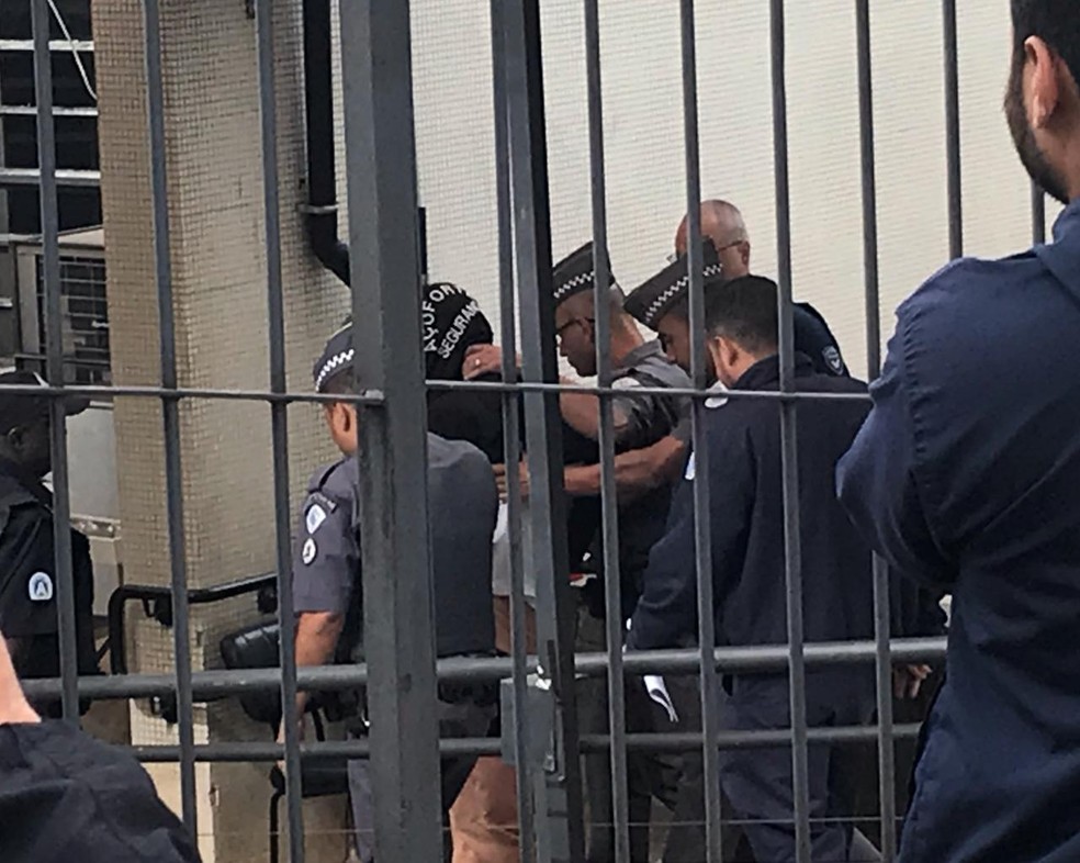 Testemunha de crime em Araçariguama chegou ao Fórum de São Roque para júri protegida pela polícia. Caso Vitória — Foto: Carlos Dias/G1