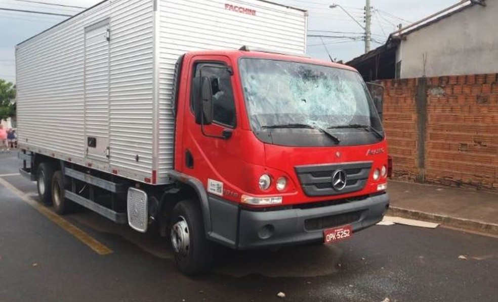 Caminhão foi danificado por moradores após atropelamento em Araraquara (Foto: ACidadeON/Araraquara)