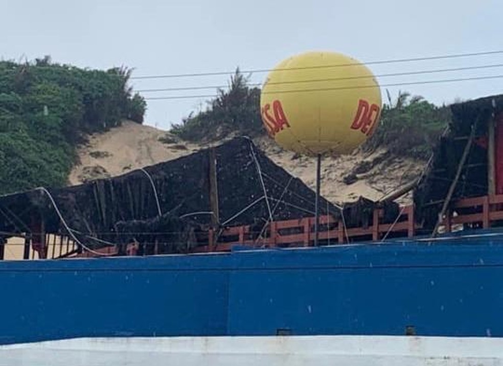 Teto de casa de shows desaba na Avenida Litorânea em São Luís — Foto: Divulgação / Redes Sociais