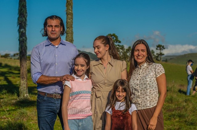 Thiago Lacerda com Julia Almeida, Martha Brito, Helena Vaz e Juliana Wolkmer  (Foto: Mariana Villa Real)