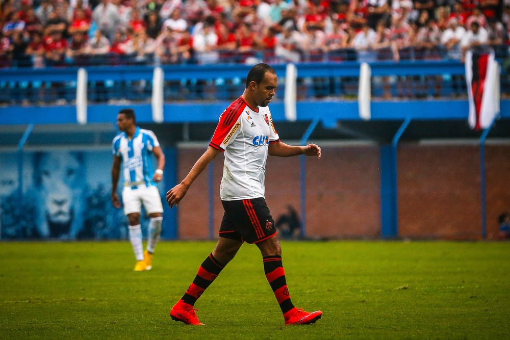 Alecsandro entra com ação e pede direito de arena e mais verbas contratuais no Fla