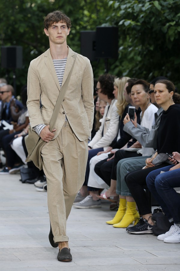 PARIS, FRANCE - JUNE 24:  A model walks the runway during the Officine Generale Menswear Spring/Summer 2019 show as part of Paris Fashion Week on June 24, 2018 in Paris, France.  (Photo by Thierry Chesnot/Getty Images) (Foto: Getty Images)