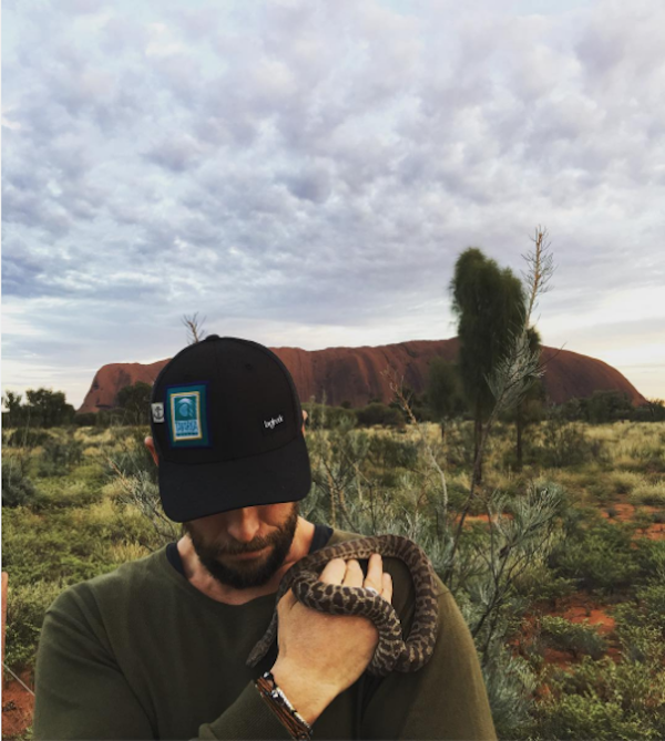 Chris Hemsworth com uma cobra (Foto: Instagram)