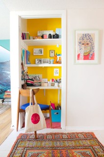Uma parede colorida pode tornar seu pequeno home office um espaço mais vivo e divertido.