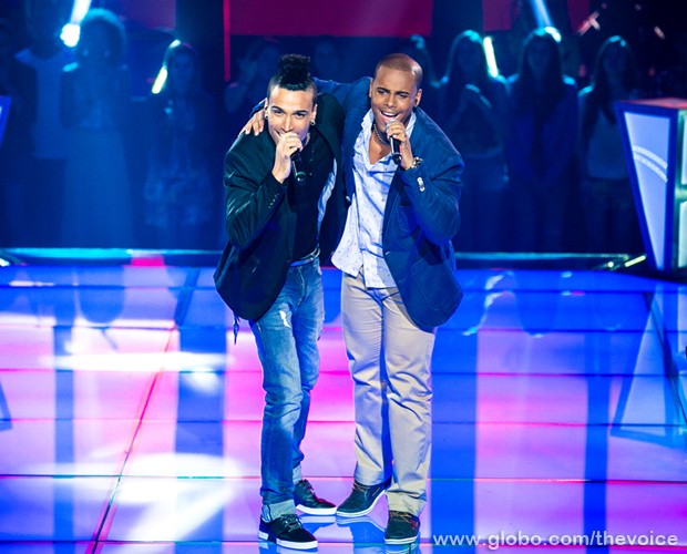 Xandy Monteiro e Maylssonn no palco do The Voice Brasil (Foto: Isabella Pinheiro/TV Globo)