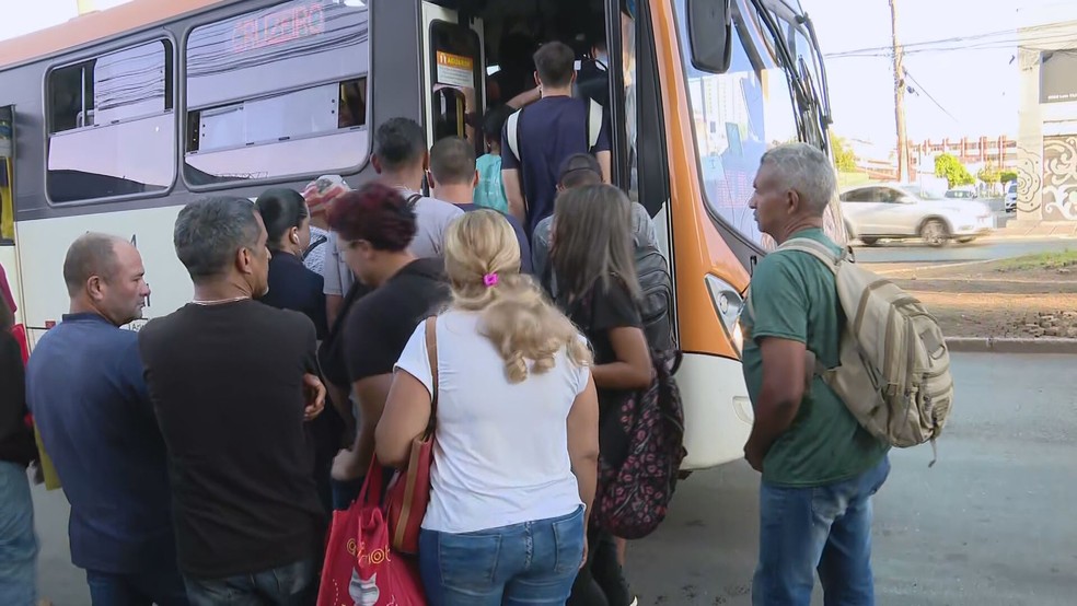 Passageiros do DF têm dificuldade de embarcar em ônibus, nesta terça-feira (28), após falha no metrô — Foto: TV Globo/Reprodução