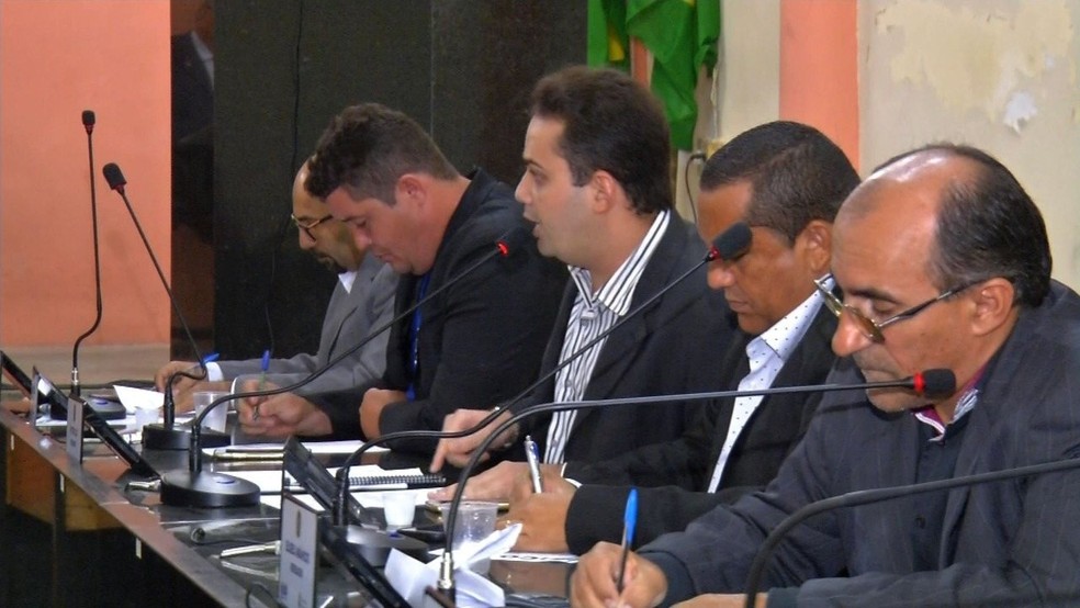 Vereadores de Icó aprovam lei que reduz salário de professores (Foto: TV Verdes Mares/Reprodução)