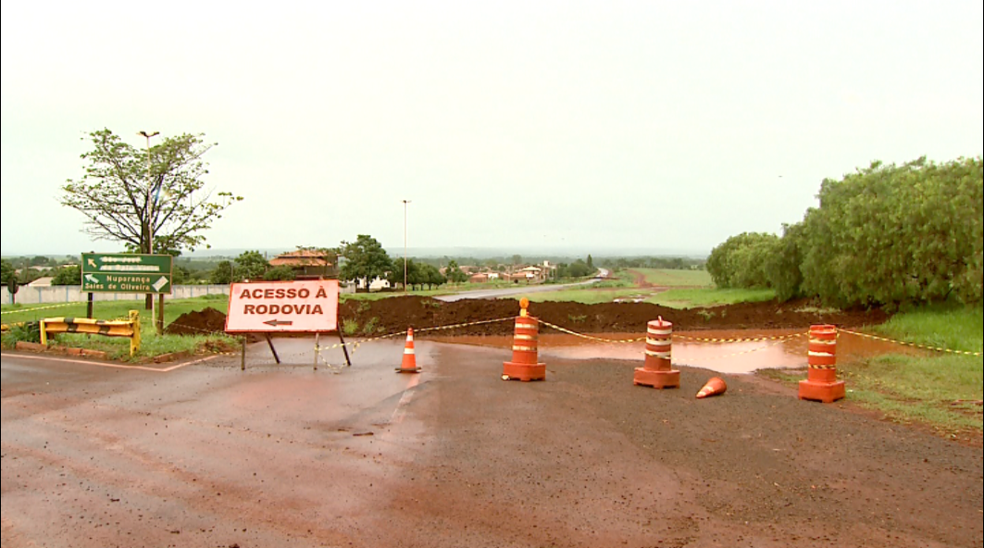 Um parte da estrada cedeu, o que obriga os motoristas a realizar uma rota alternativa. (Foto: Reprodução/EPTV)