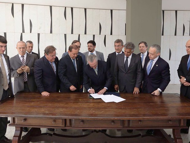 Michel Temer assina notificação de posse como presidente encaminhada pelo Senado. (Foto: Twitter Oficial/Michel Temer)