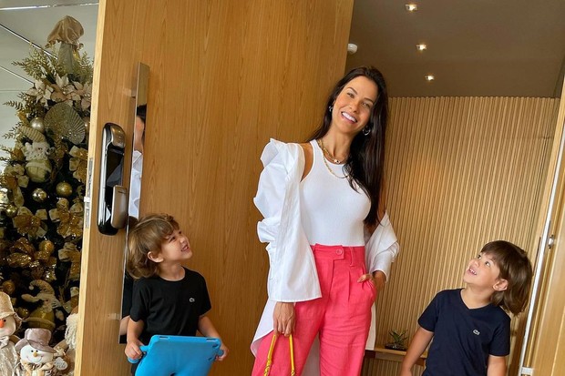 Andressa Suita posa com os filhos e os três encantam (Foto: Reprodução/Instagram)