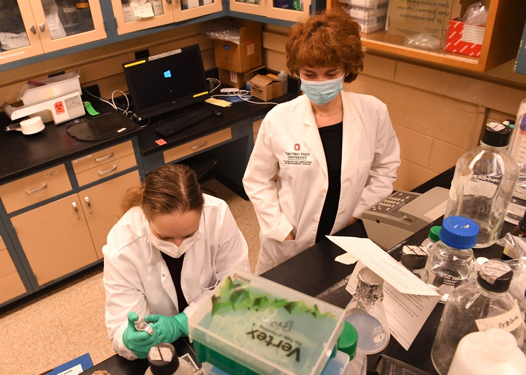 Sob a liderança da professora Anastasia Vlasova (à direita), da Faculdade de Ciências Alimentares, Agrícolas e Ambientais (CFAES), pesquisadores mapearam uma sequência completa do genoma do potencial novo coronavírus de origem canina-felina (Foto: Ken Chamberlain)