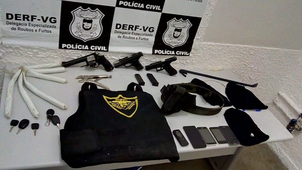 Condenado por chacina foi preso com duas pistolas, um revólver, capuz, colete, seis dinamites, celulares e outros objetos — Foto: Polícia Civil de Mato Grosso/Assessoria