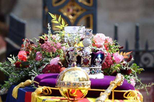 Caixão da rainha Elizabeth II durante funeral de Estado na Abadia de Westminster