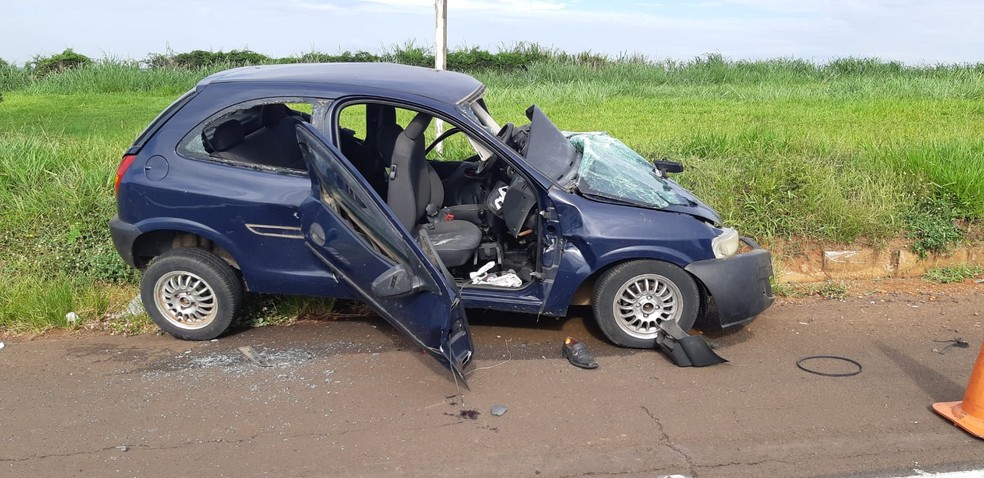 Passageiro que estava no carro teve apenas ferimentos leves e foi levado para o HC de Marília — Foto: Polícia Rodoviária Federal/Divulgação