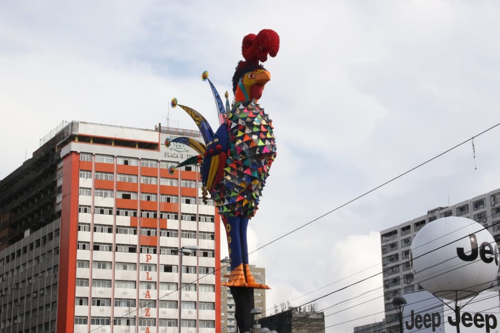 Galo Gigante visto da Rua do Sol, no Centro do Recife, nesta sexta-feira (1&ordm;) &mdash; Foto: Aldo Carneiro/Pernambuco Press