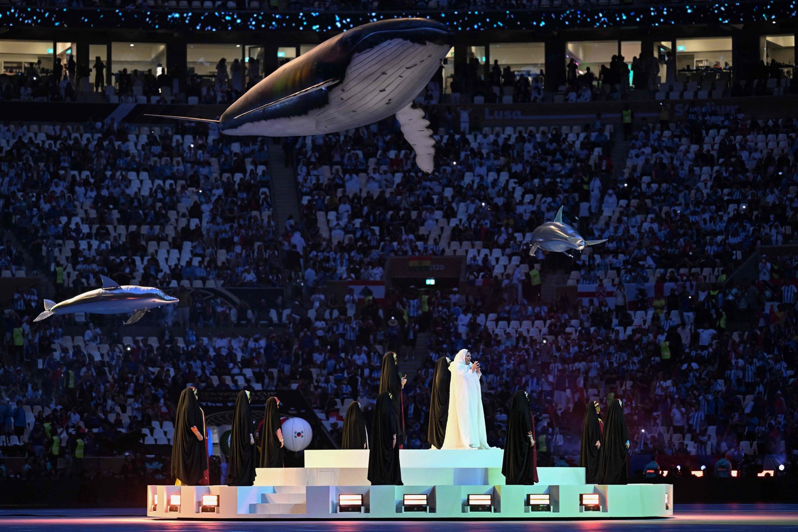 Baleias e golfinhos sobrevoam o palco no Estádio Lusail — Foto: Kirill KUDRYAVTSEV / AFP