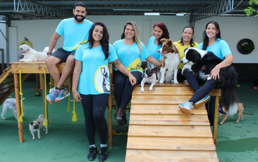 Ana Paula [primeira à direita] e parte da equipe de trabalho, que aumentou de quatro para seis pessoas, em menos de três meses (Foto: Valma Silva/G1 Bahia)