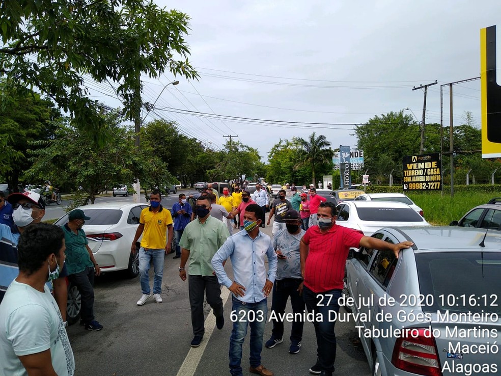 Taxistas se concentraram na Avenida Durval de Góes Monteiro e saíram em carreata em Maceió — Foto: BPTran