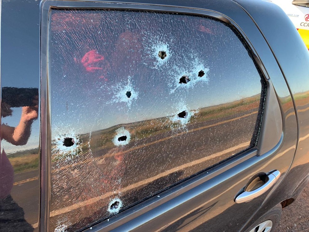 Carro Ã© metralhado em rodovia de MS e crianÃ§a Ã© baleada no tornozelo. â€” Foto: PolÃ­cia Civil/DivulgaÃ§Ã£o