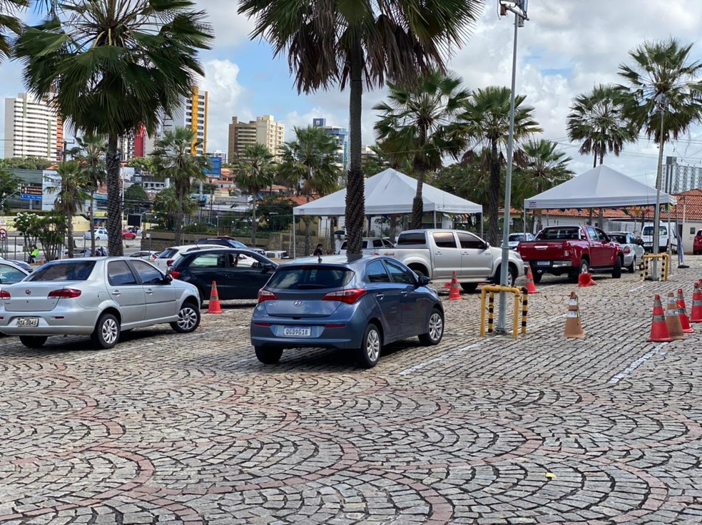 Drive-thru de vacinação no shopping Via Direta, em Natal — Foto: Kleber Teixeira/Inter TV Cabugi